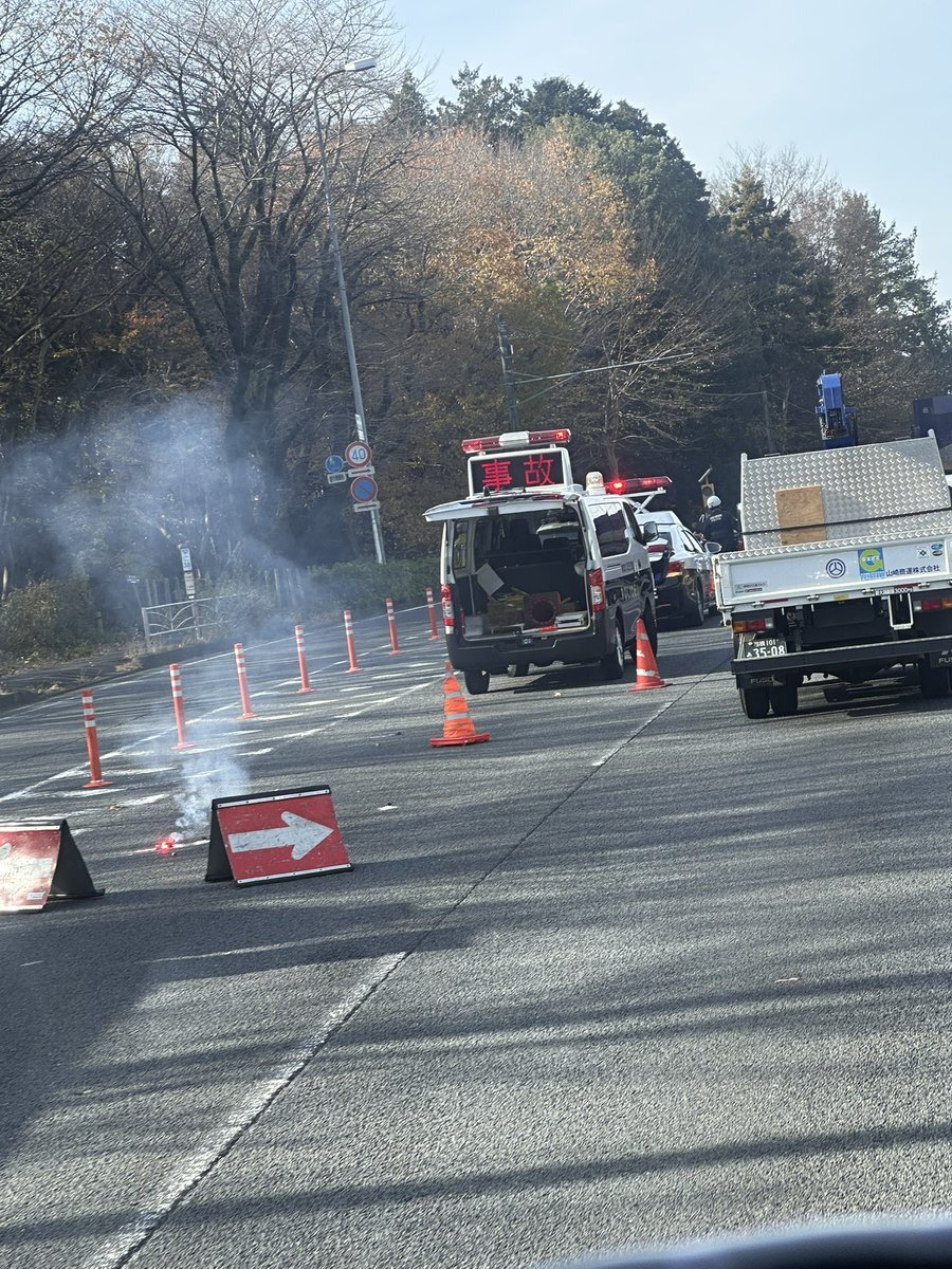 blueskyfuji: 厚木の国道246号でバイクを含めた衝突事故が発生。事故直後の映像。