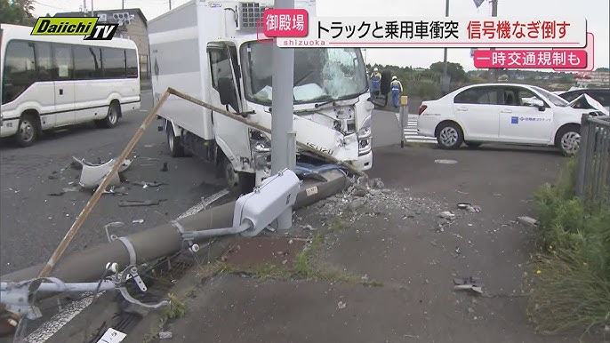 国道246号線切通し交差点 杭設置で事故対策強化へ 横断歩道外の通行抑止