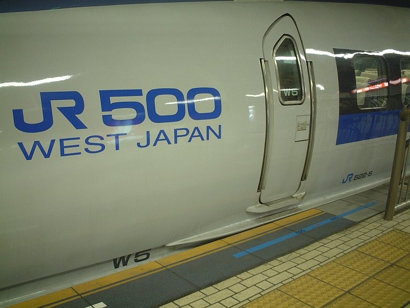 重大事態とされ名古屋駅で運休となった新幹線・のぞみ34 号：12月13日夜、東京方面の新幹線のホームに停車を続けているのは、前日重大事態とされ名古屋駅で運休となった、のぞみ34号。  車両の台車に亀裂、油漏れが見つかり、一日以上経っても14番ホームが使えない状態です 