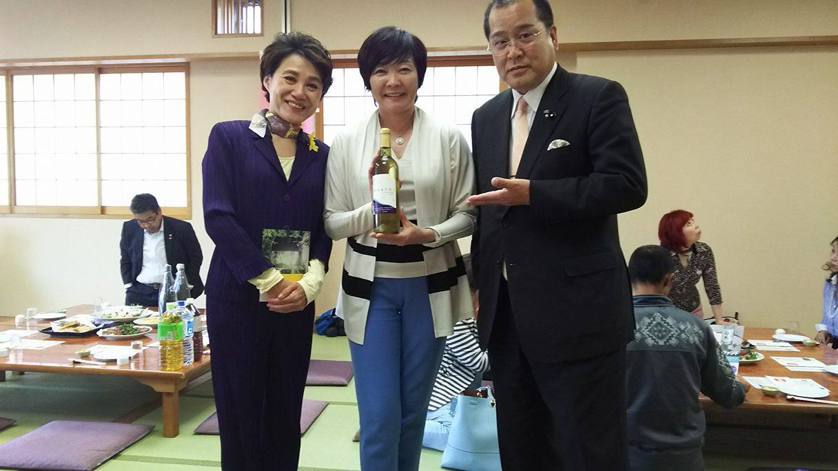 プロ野球日本シリーズ…：「勝利の女神」たちの華麗なる舞い～始球式～ 写真特集：時事ドットコム