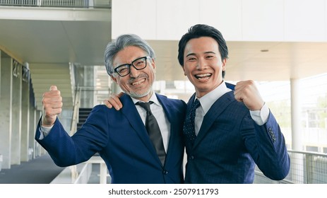 532 ガッツポーズ スーツ Stock Photos,