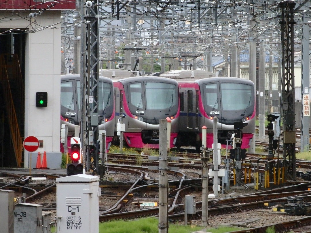 味の素スタジアムの最寄り駅】飛田給駅列車発着&通過シーン集[京王線,京王,京王本線](2023.11.17) - YouTube