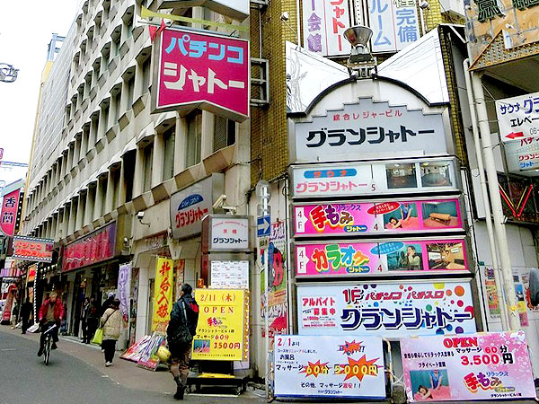 キャノンデールのＢ級食べ歩記: ディープ京橋の商店街にあるつけ麺「ほそ道」のもつつけめん。かん水を使わないうどんのような白い麺ともつが意外にマッチ