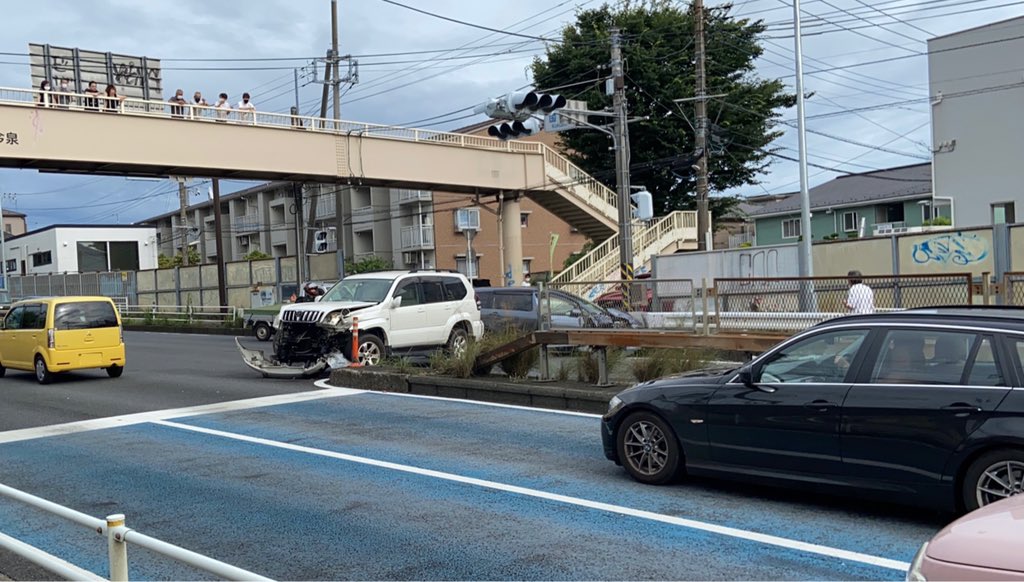 blueskyfuji: 厚木の国道246号でバイクを含めた衝突事故が発生。事故直後の映像。