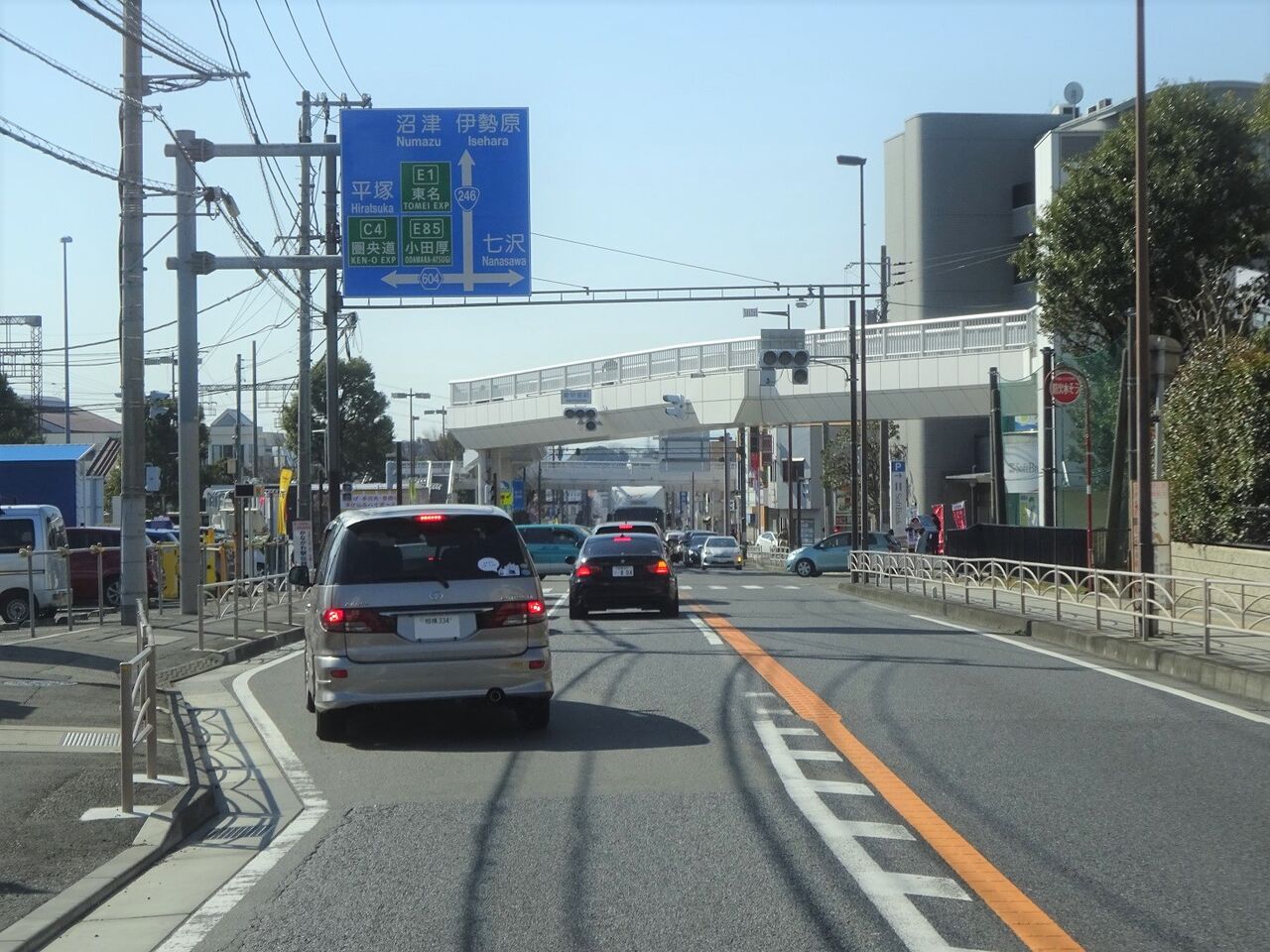 駐停車禁止の路肩に大型トレーラー 追突したトラックの男性が死亡 | カナロコ by