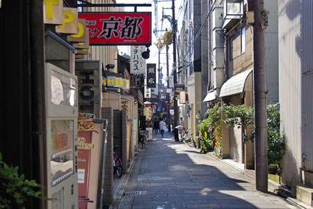 京都に残る旧色街「五条楽園」。ディープな遊郭・お茶屋の街からレトロで個性あふれる街へ【その１】 | 京都府 -