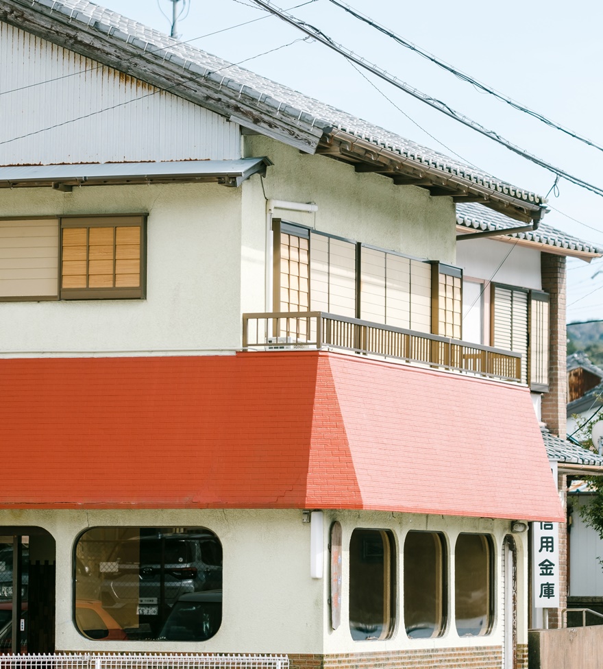 ◎ 赤い屋根のある風景、上新栄町浜 -