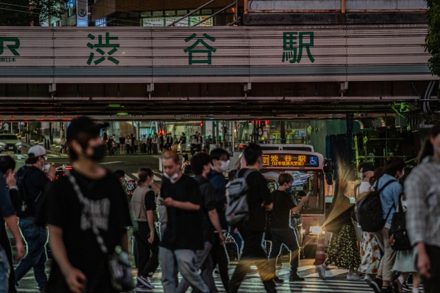 これが、新宿・渋谷のマル秘パンチラスポットだ!! 切り抜き 4ページ 素人 節約