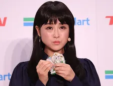 しゃべらなかったらOK? 新旧ギャル・ゆきぽよと鈴木奈々が“黒髪清楚美女” 姿で登場！ |