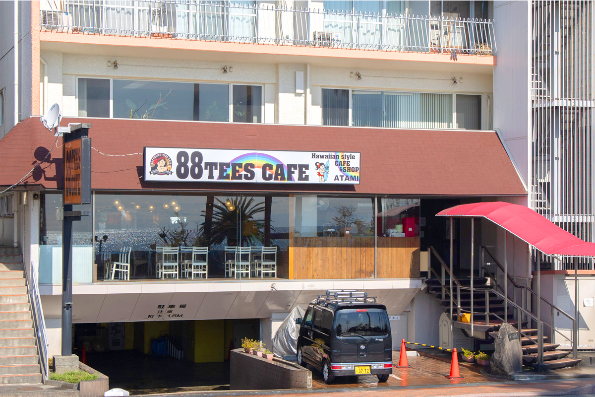 熱海サンビーチ前の「88teesCAFE」が8周年 ハワイブランドの日本直営店 - 熱海経済新聞