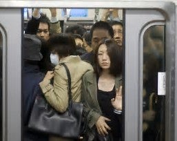 電車内で見た事もない男達に囲まれた瞬間無数の手でパンツ内をまさぐるプロ痴漢集団！ - エロアニメタレスト