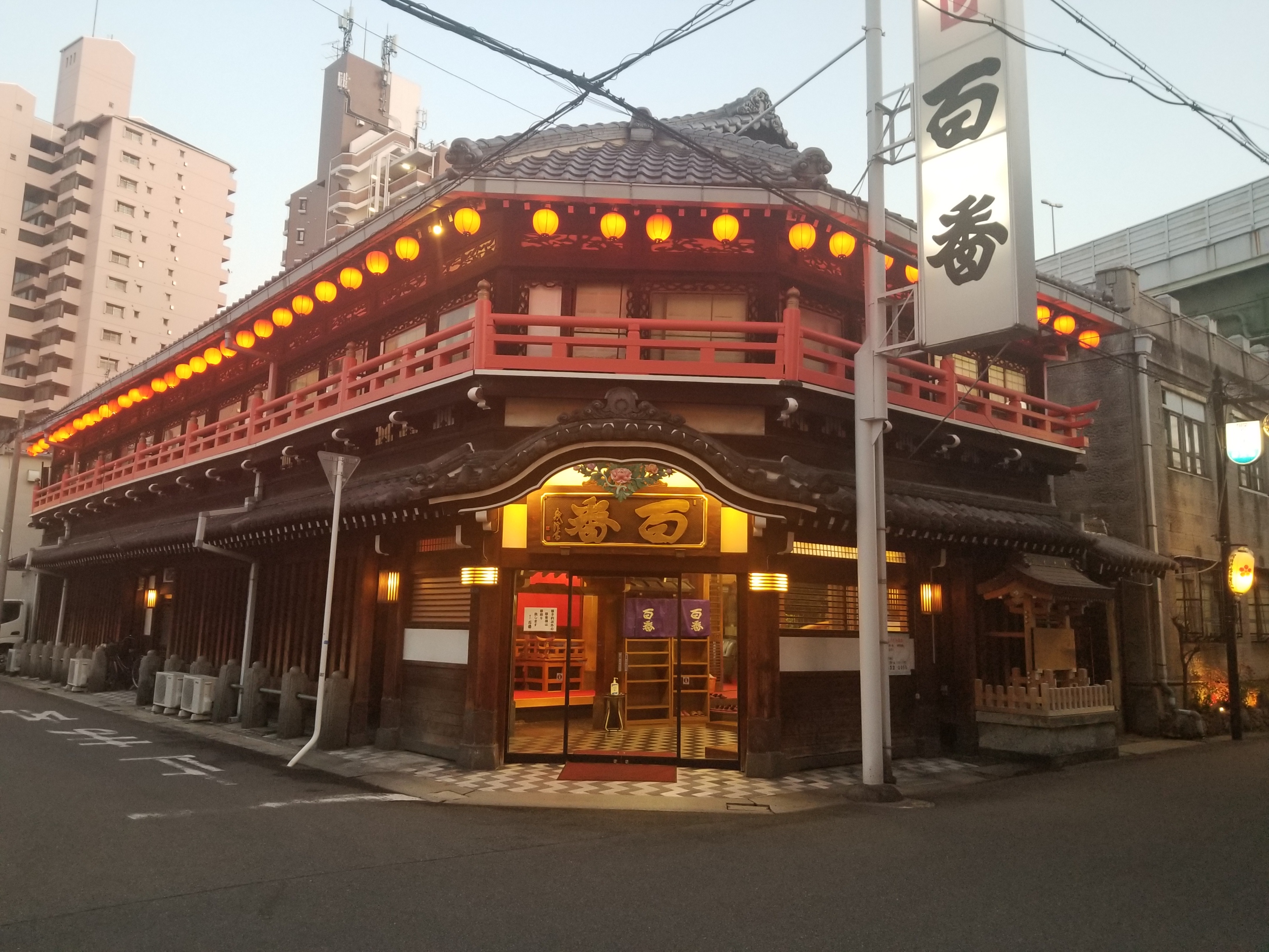 子供にどう教える？「鬼滅の刃」で注目集まる遊郭 大阪・飛田新地で妓楼建築の親子見学会 ｜まいどなニュース