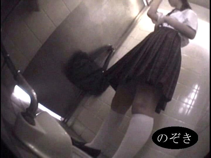 イベントの仮設トイレでオナニーしていた女の子が、鍵をかけ忘れてオナバレしてしまう瞬間！ - おなふぇち