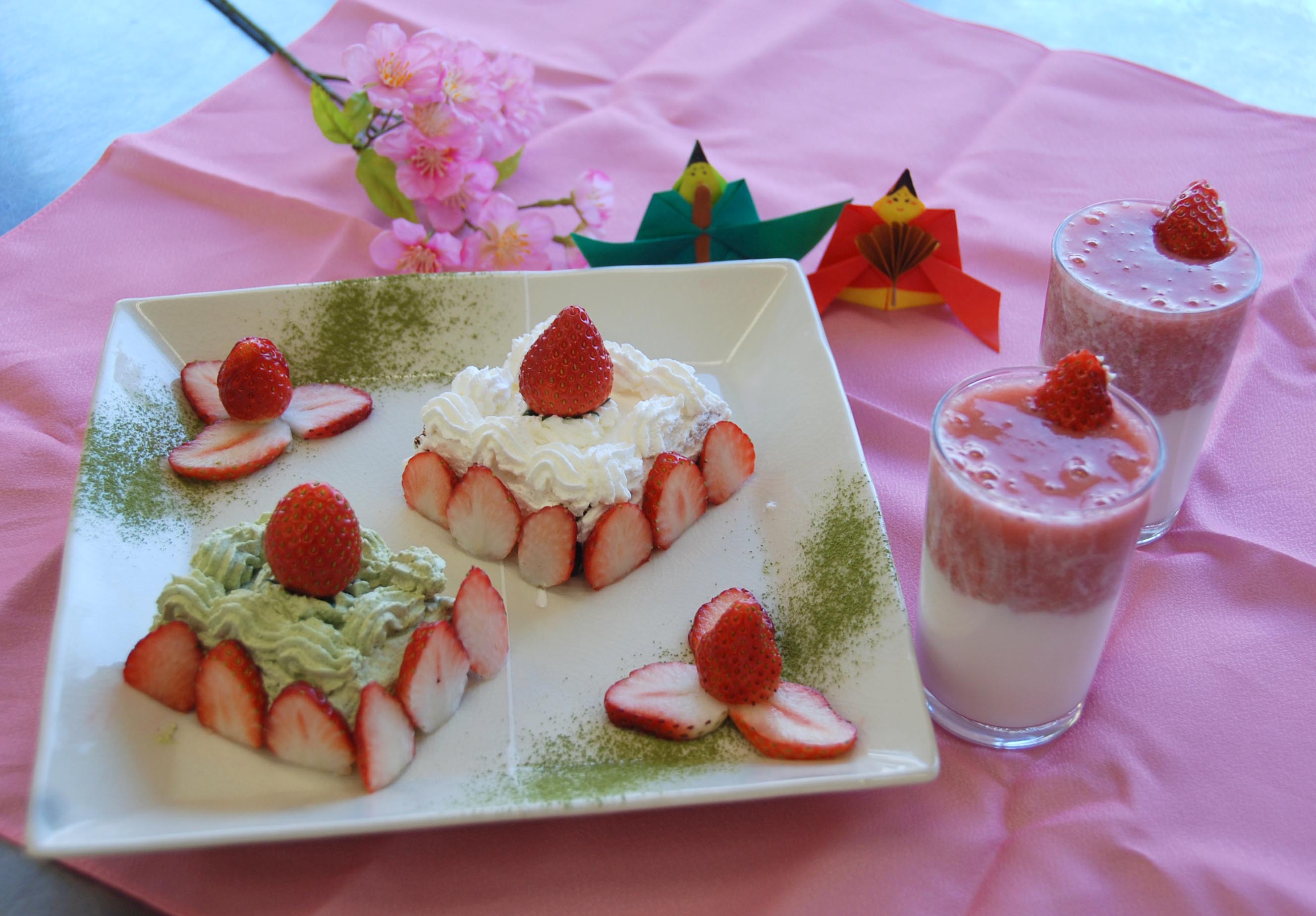 サクマいちごみるくとのコラボチョコ🍓 あまおう苺のチョコレートに細かく砕いたいちごみるくを混ぜ込んだ「いちごみるくトリュフチョコレート」6個入  702円。まろやかなおいしさとシャリっとした食感がクセになる一品です。パッケージもかわいくてgood❣️ 地下1階