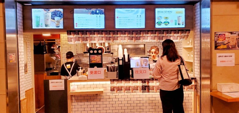 どこか懐かしい空間で味わう、絶品台湾料理のお店、笹塚「猫米」🏃‍♂️🏃‍♀️ 笹塚と下北沢の間にある、レトロな本格台湾料理カフェ「猫米」さん。メディアにも多数掲載される猫愛あふれるお店です🍀  店内は、かわいらしい色合いで落ち着いたレトロな雰囲気が心地いい 