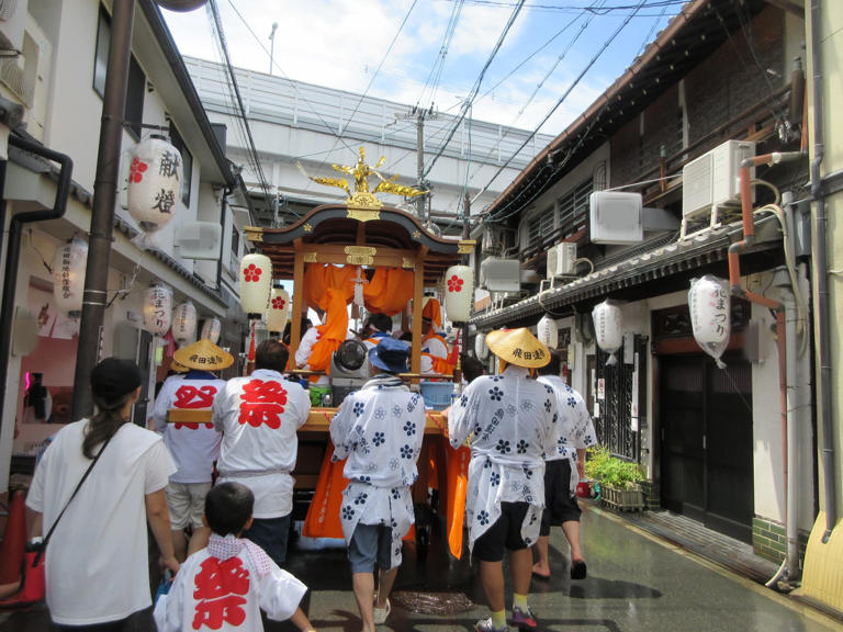 子供にどう教える？「鬼滅の刃」で注目集まる遊郭 大阪・飛田新地で妓楼建築の親子見学会 ｜まいどなニュース