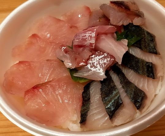 ワンコイン マヒマヒな海鮮丼 「隠岐の島水産」 | さすらい講師の極私的日常