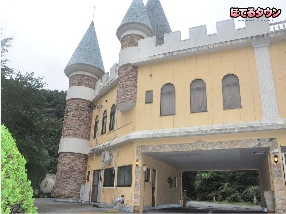 海へ続く参道と絶景の神社