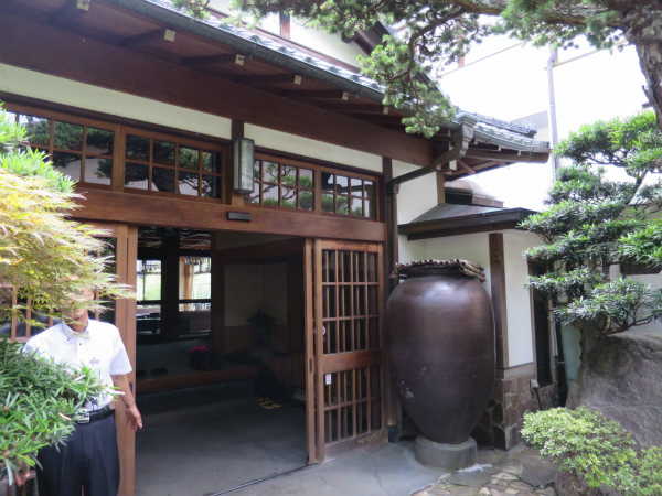 さくらや旅館】②部屋編＊純和風の10畳和室、窓からは海も見える｜熱海温泉 | すきなものたち。