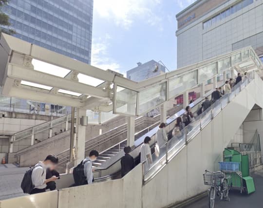 これが、新宿・渋谷のマル秘パンチラスポットだ!! 切り抜き ショップ 4ページ