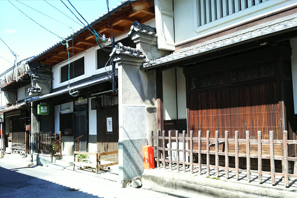 京都に残る旧色街「五条楽園」。ディープな遊郭・お茶屋の街からレトロで個性あふれる街へ【その１】 | 京都府 -