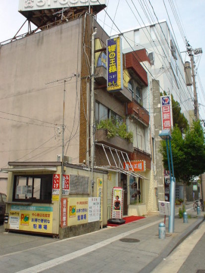 写真作品：アパートの火災報知器を点検する男性（アパート・福岡県大牟田市）｜カメラマン派遣のdeltaphoto