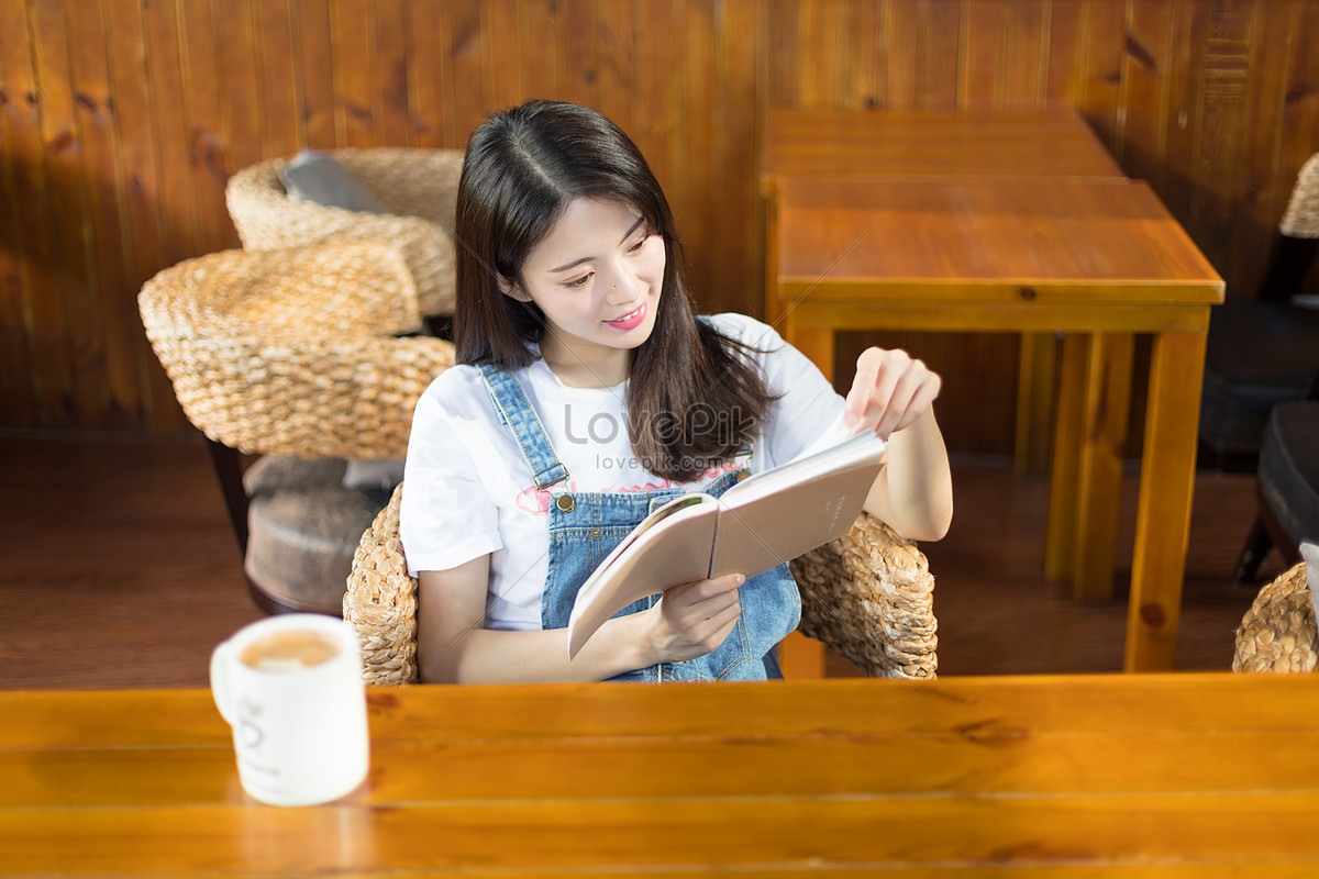 カフェ店員[10726002395]の写真・イラスト素材｜アマナイメージズ