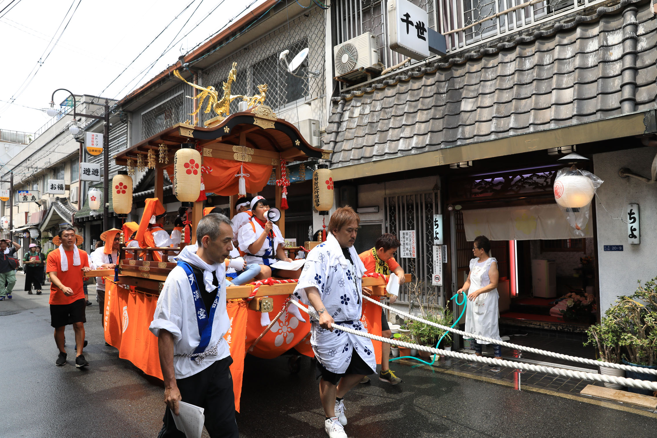 飛田新地前にあった永和信用金庫が月一回、一般に開放されるらしく、今日はランチサービスやっていました。内装すごいです。