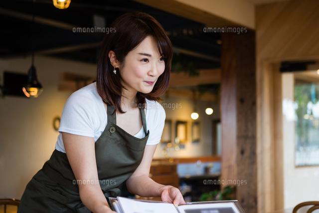 若い美人カフェの外に座っているとサラダを食べる - 1人のストックフォトや画像を多数ご用意