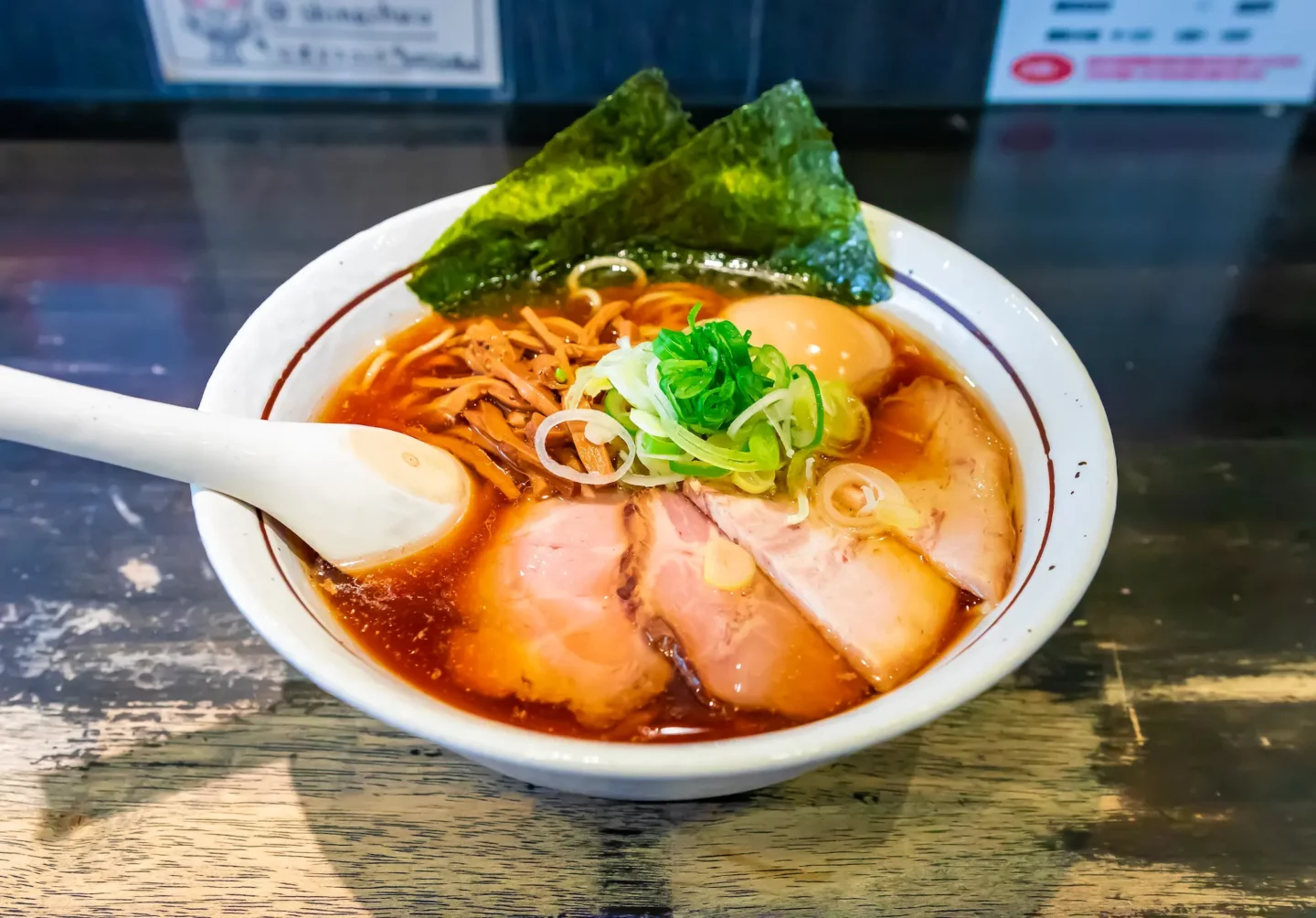 横濱 本丸亭 新橋店』。丸鶏豚ガラを丁寧な仕事で炊きあげる、淡麗だが旨味あふれる塩ラーメン｜さんたつ