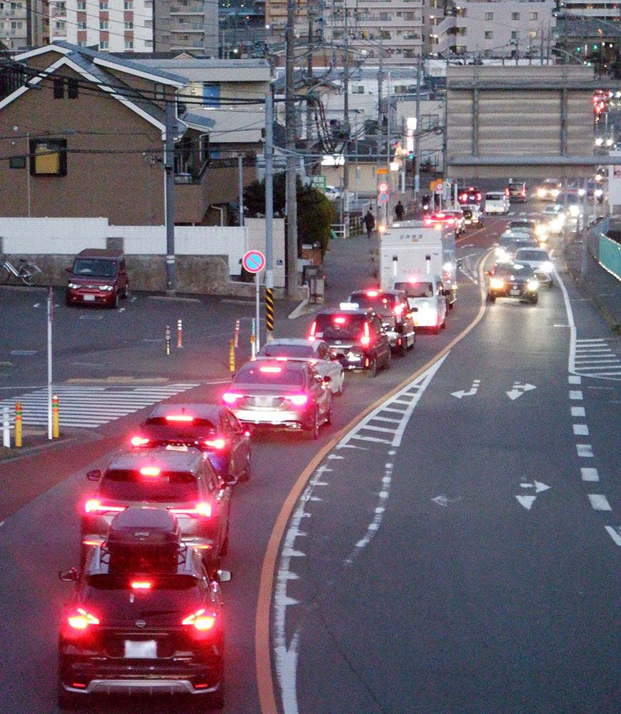 国道２４６の渋滞、横断歩道の左側通行で減らせる？厚木高生と市が実証実験 | カナロコ by 神奈川新聞