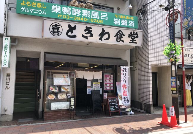 東京・巣鴨地蔵通り商店街で食べ歩き♪観光も楽しむお散歩旅｜旅行プランは旅色で。